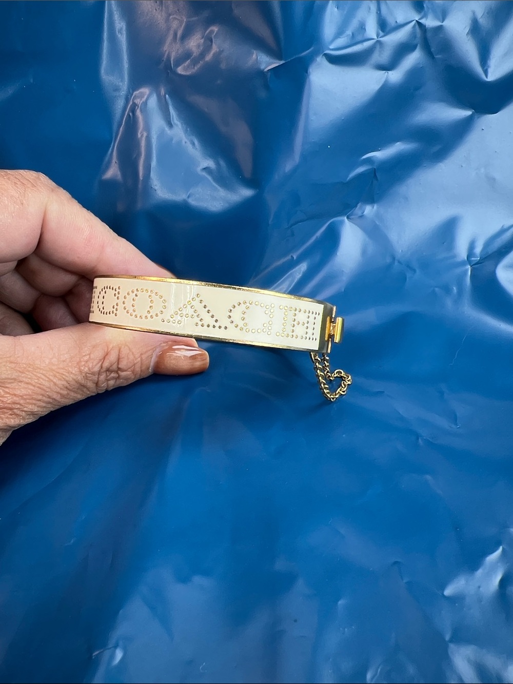 Coach, gold hinged bracelet - Picture 5 of 5
